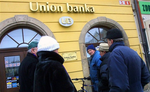 Klienti zkrachovalé Union banky ped uzavenou pobokou v Plzni (20. února 2003)