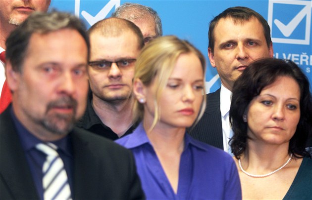 Vít Bárta schovaný za poslanci strany Vci veejné na tiskové konferenci v sídle strany. (7. dubna 2011)