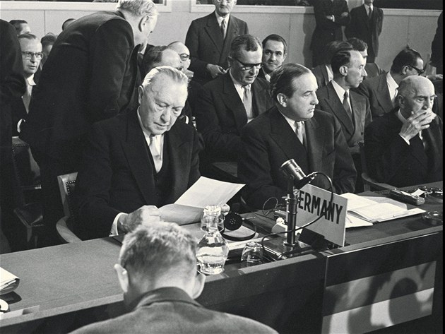 Konrád Adenauer pi vstupu Nmecké spolkové republiky do NATO v roce 1955.