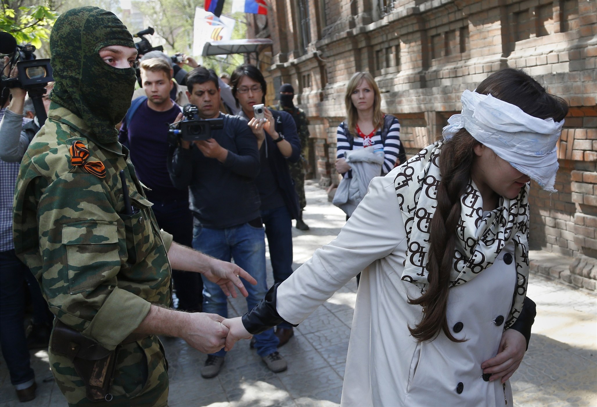 Prorutí separatisté na východní Ukrajin zadreli podle agentury Reuters ukrajinskou novináku a obvinili ji z "válených zloin" 