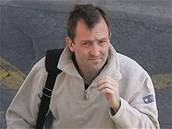 Gabriel Berdár opouštěl nemocnici po svém napadení zachmuřen