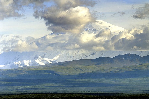 Mt. Sanford vysoká 4949 metrů, výjimečně neschovaná za mraky.