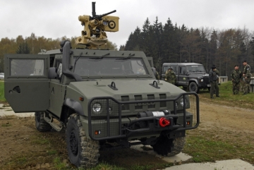 Lehké obrněné vozidlo Iveco LMV osazené bojovou věží.