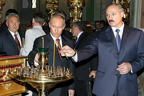 Putin_LukashenkoLightingCandles.jpg