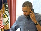 Prezident USA Barack Obama v Oválné pracovně Bílého domu telefonuje s ruským...