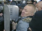 Střety mezi těžkooděnci a proruskými demonstranty v Doněcku (6. dubna 2014)