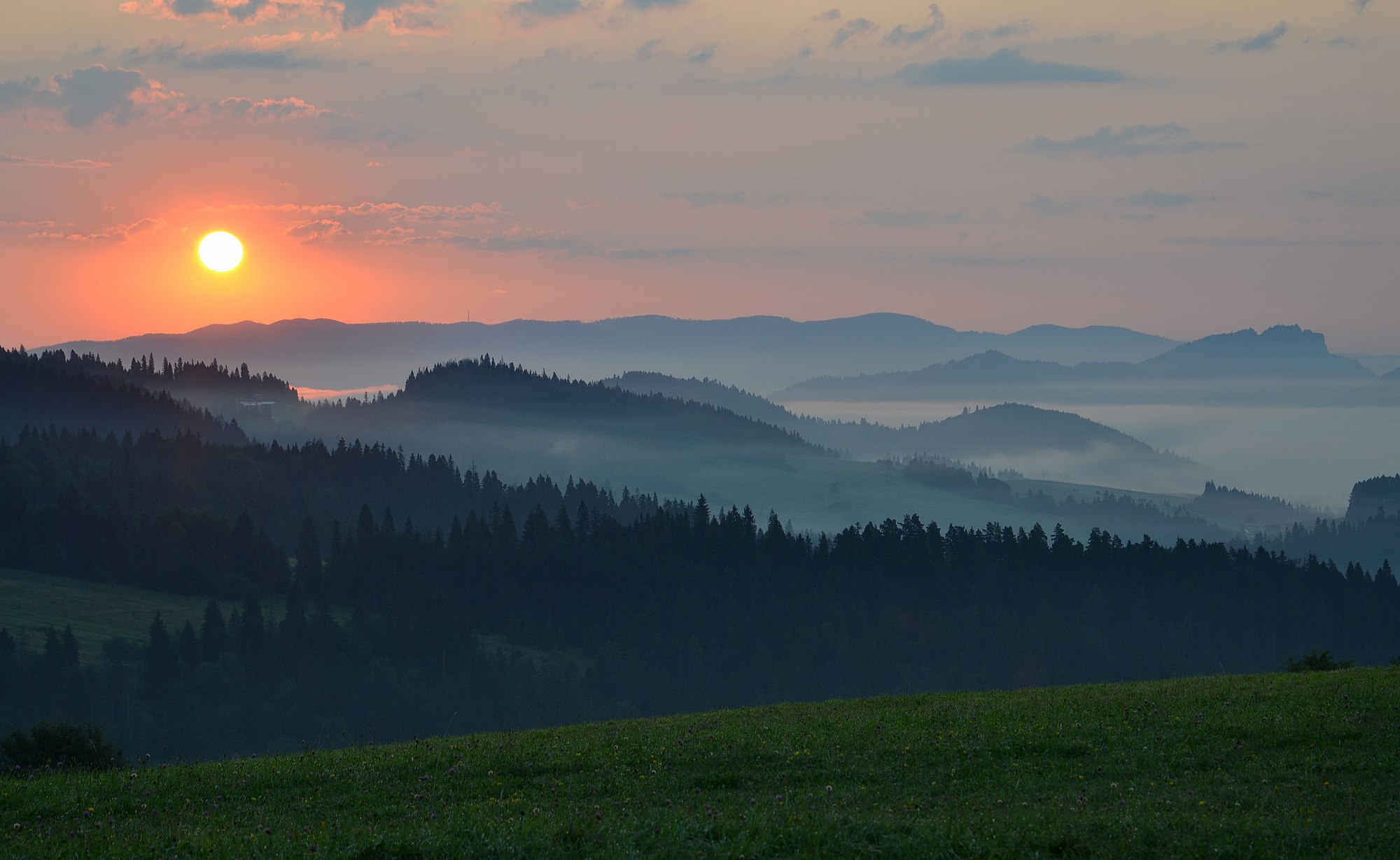 Sunrise in Pieniny, Poland 02.jpg