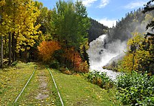 Eine stillgelegte Bahnstrecke und Wasserfall in der Nähe der Geisterstadt Val-Jalbert in der Verwaltungsregion Saguenay–Lac-Saint-Jean im Zentrum der Provinz Québec (Oktober 2010).